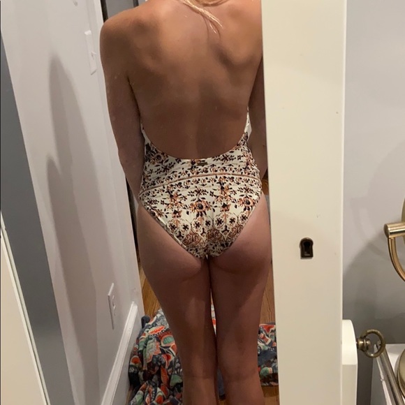 billabong one piece - Picture 2 of 3